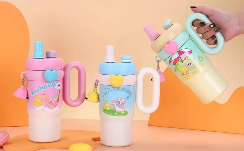 Cartoon Tumbler – 850ml Stainless Steel Double-Walled Travel Mug – Leak-Proof, BPA-Free with Straw – Perfect for School & Outdoor Use (pink)