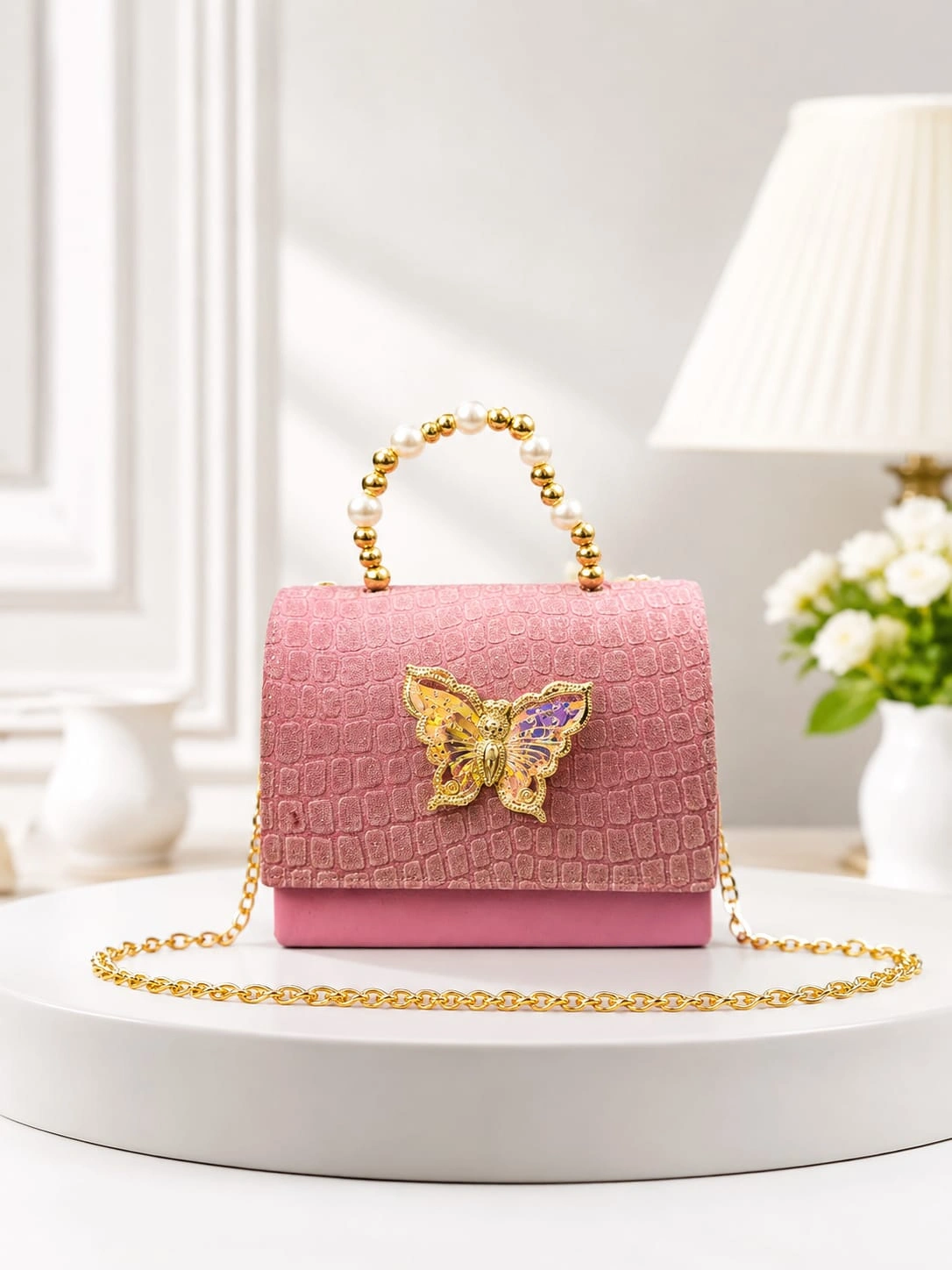 Elegant butterfly lock design adds a premium and stylish touch.kitbag with 3 diffrent colour