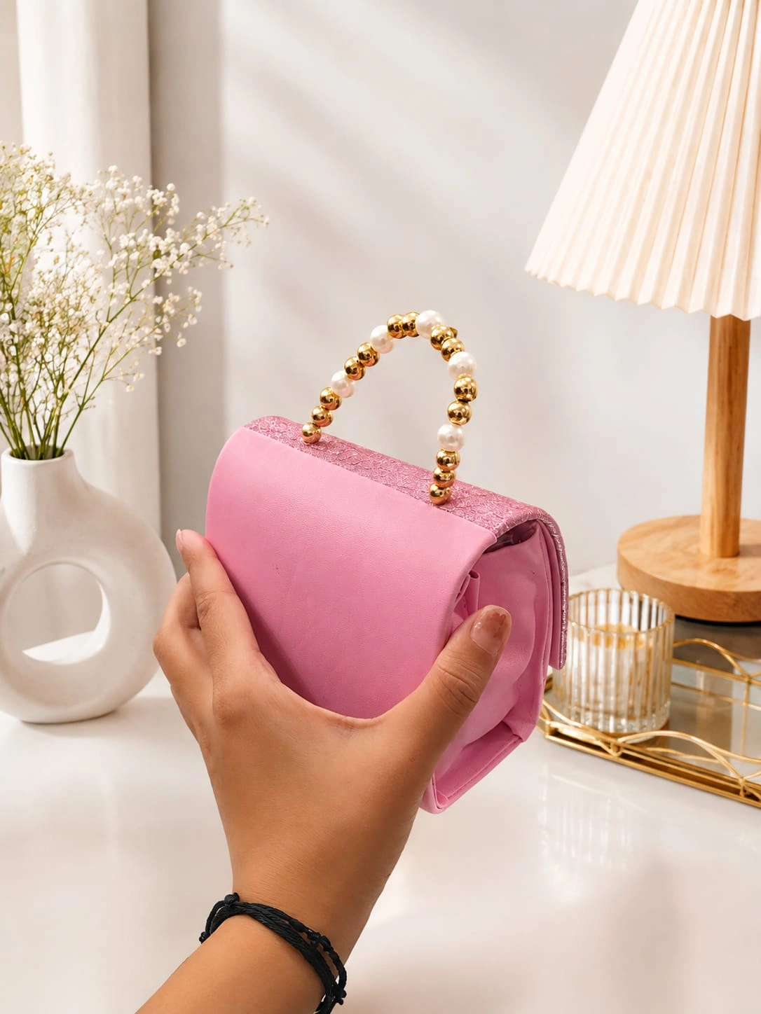 Elegant butterfly lock design adds a premium and stylish touch.kitbag with 3 diffrent colour