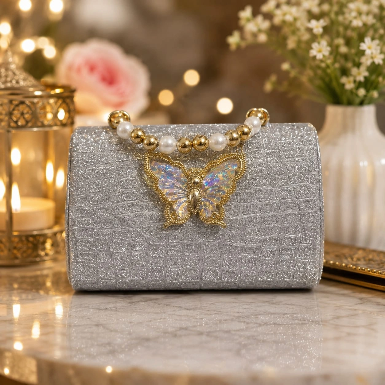 Elegant butterfly lock design adds a premium and stylish touch.kitbag with 3 diffrent colour